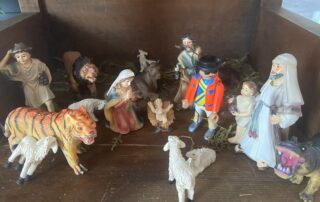Ein Playmobilmännchen und ein Tiger in der Krippe