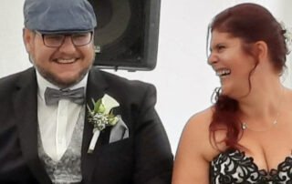 Lachendes Paar auf der Hochzeit