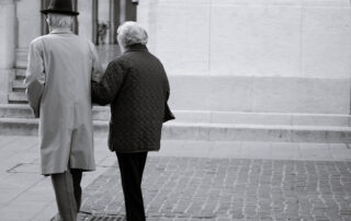 Schwarz-Weiss Foto eines alten Ehepaares auf der Strasse