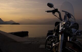 Harley Davidson Motorrad am See mit Blick auf die Schweizer Berge