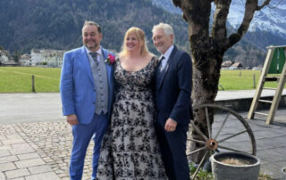 Hochzeitsfoto mit Braut, Bräutigam und freiem Redner mit Blick auf die Schweizer Berge