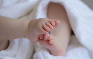 Babyfüsse bei der freien Taufe